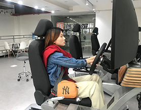 卡尔迅驾校学员风采-学员AI驾驶馆模拟练车