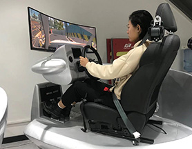 卡尔迅驾校学员风采-学员AI驾驶馆模拟练车