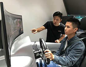 卡尔迅驾校学员风采-教练指导学员AI模拟练车